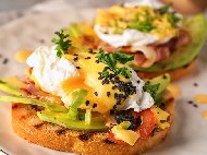 Рецепта Сандвичи за закуска с поширано яйце, авокадо, домат и сос Холандез